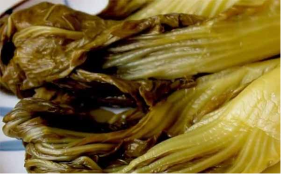 插旗菜業(yè)出口酸菜用食品X光機(jī)檢查，卻把腳踩的供給國內(nèi)